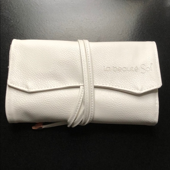 La Beaute Sol Other - La Beaute Sol set of makeup brushes with case